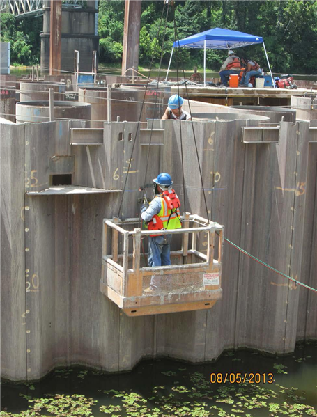 Making repairs to the sheet piles for the cofferdam